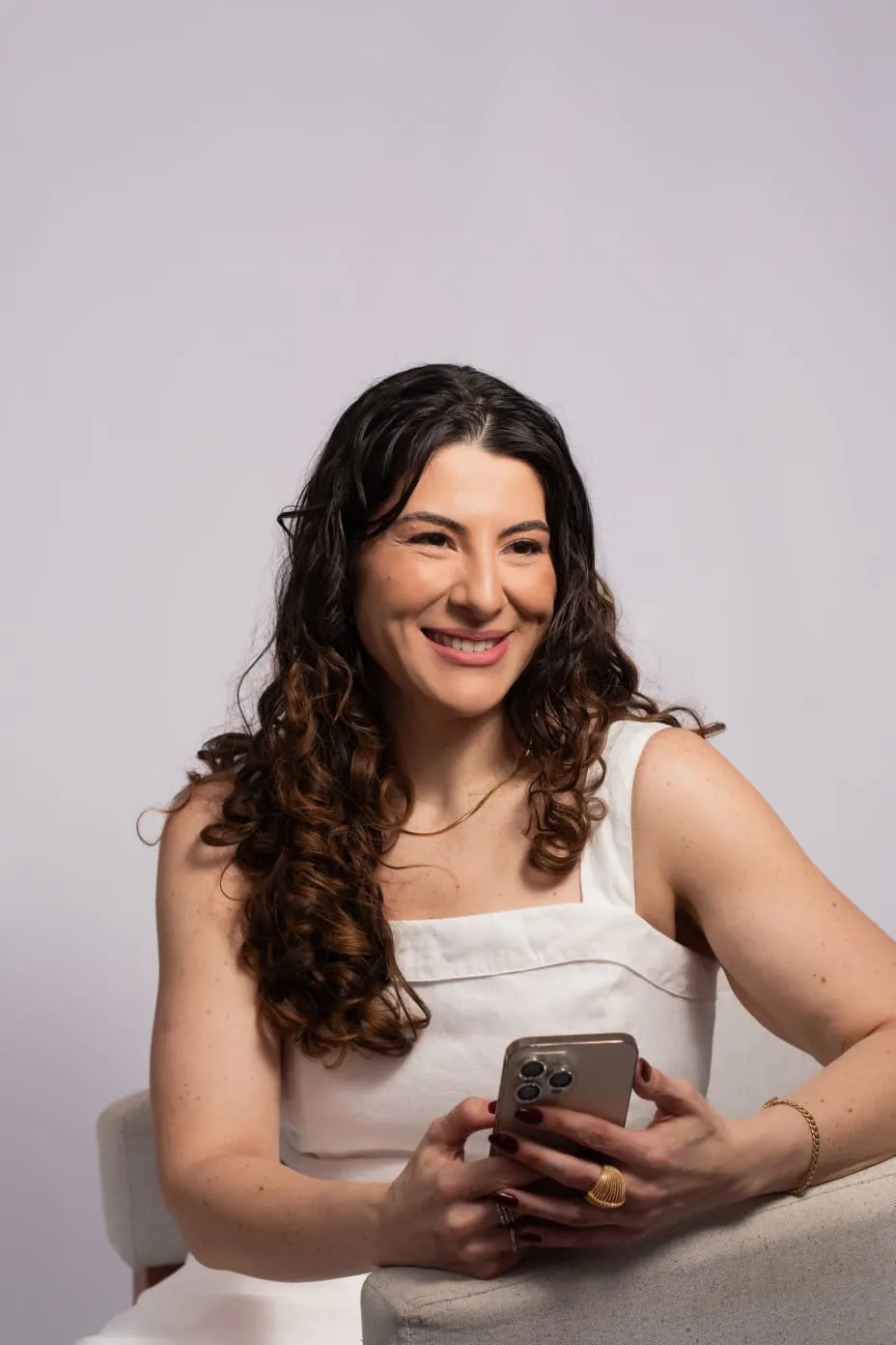 Dra. Milena Amaro segurando o celular, representando o agendamento pelo WhatsApp