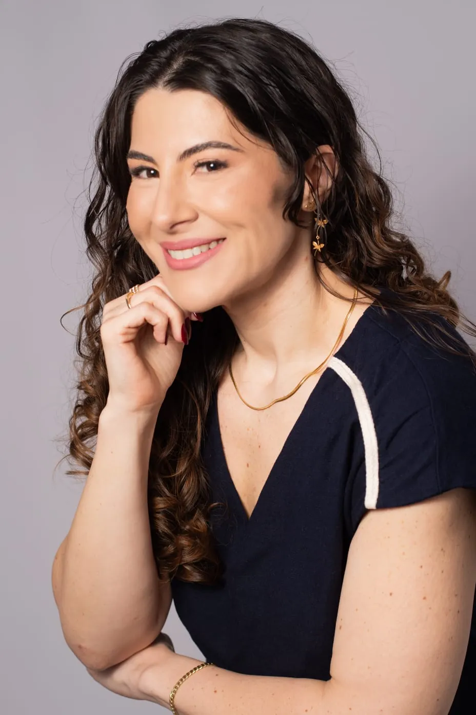 Retrato da Dra. Milena Amaro, médica, em ambiente de consultório